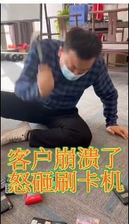 費(fèi)率漲價(jià)了的POS機(jī)別扔，辦新機(jī)器太難了只能含淚刷萬(wàn)200POS機(jī)